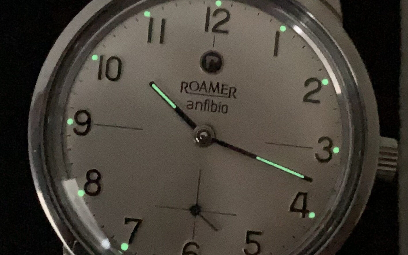 Gesäubertes Zifferblatt nach der Revision mit neuem Lumen an Zeigern und Indizes.