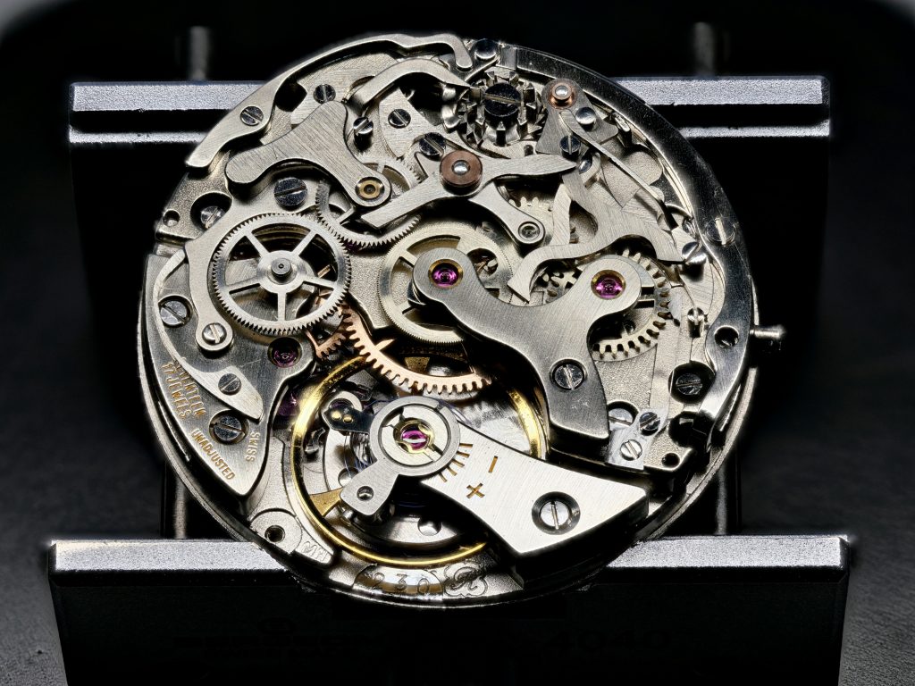 Valjoux Chronographenwerk Kaliber 230 mit Flyback Funktion.