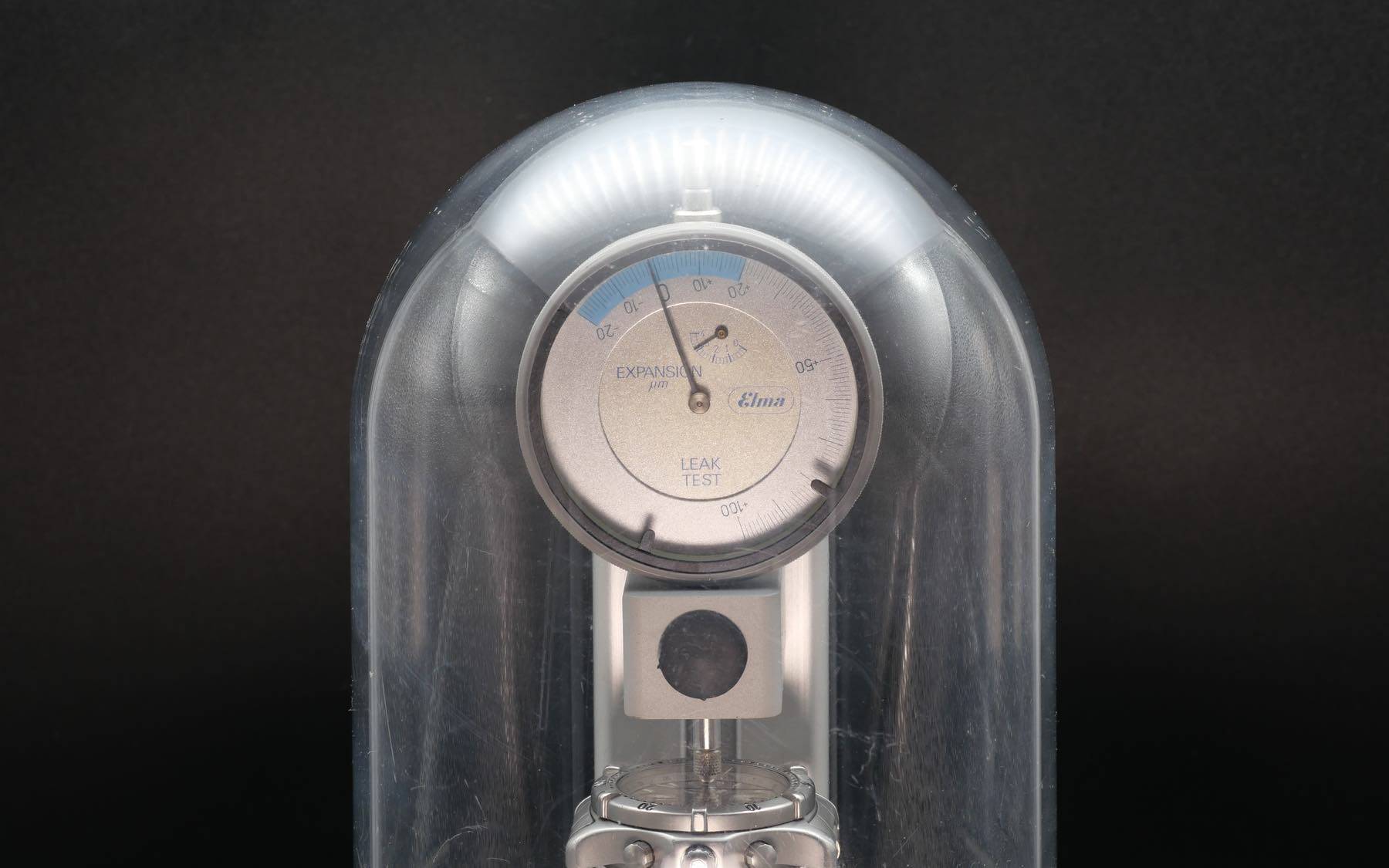 Eine Tag Heuer in einem Vakuumtestgerät zu ermitteln der Wasserdichtigkeit